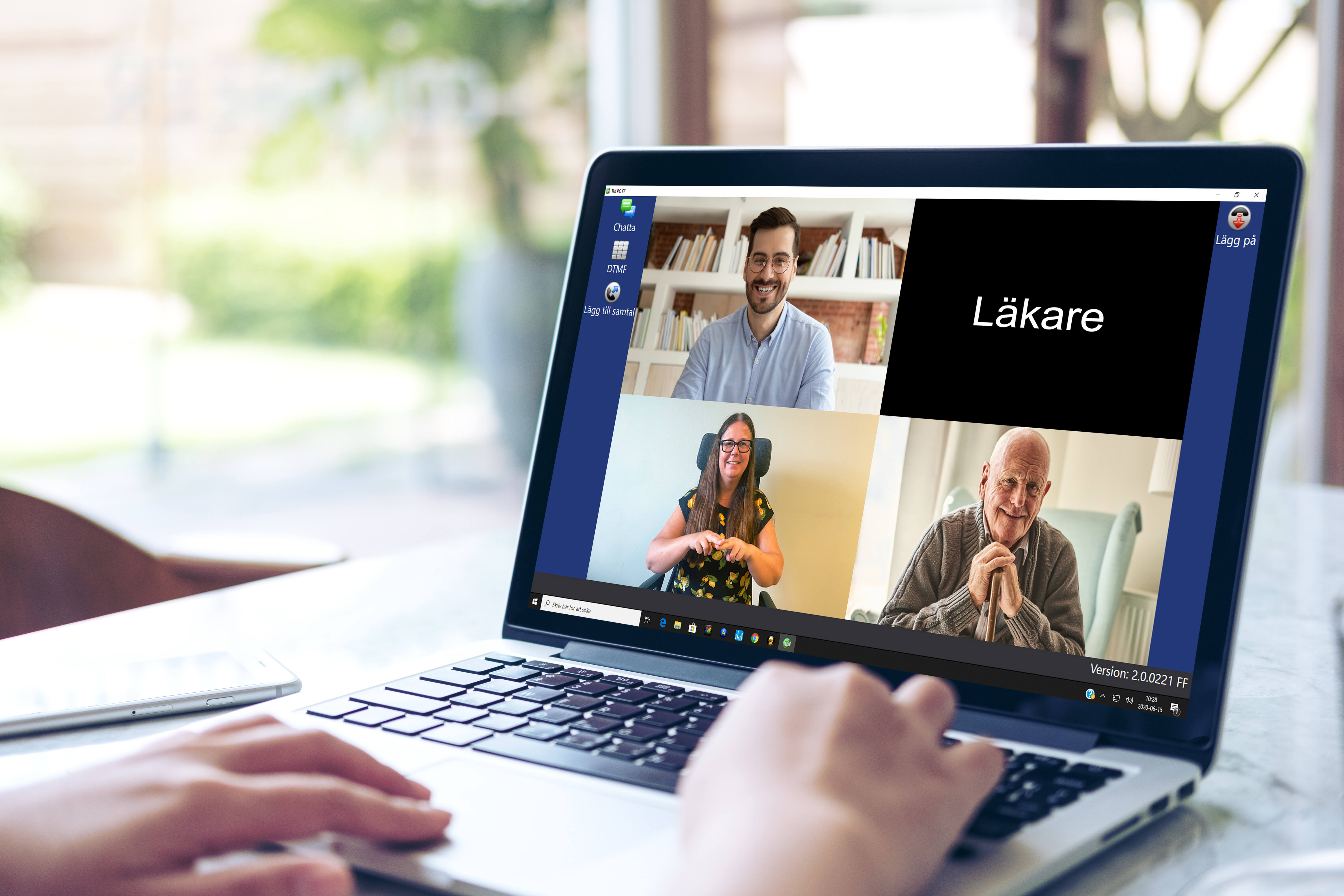 Videosamtal på laptop med fyra deltagare: läkare, tolk och två personer.