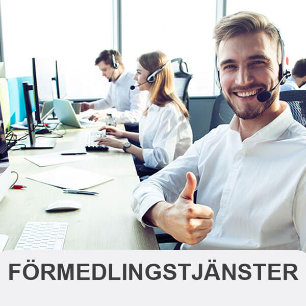 Person med headset ger tummen upp framför en dator. I bakgrunden syns kollegor som arbetar. Text i bilden: Förmedlingstjänster.