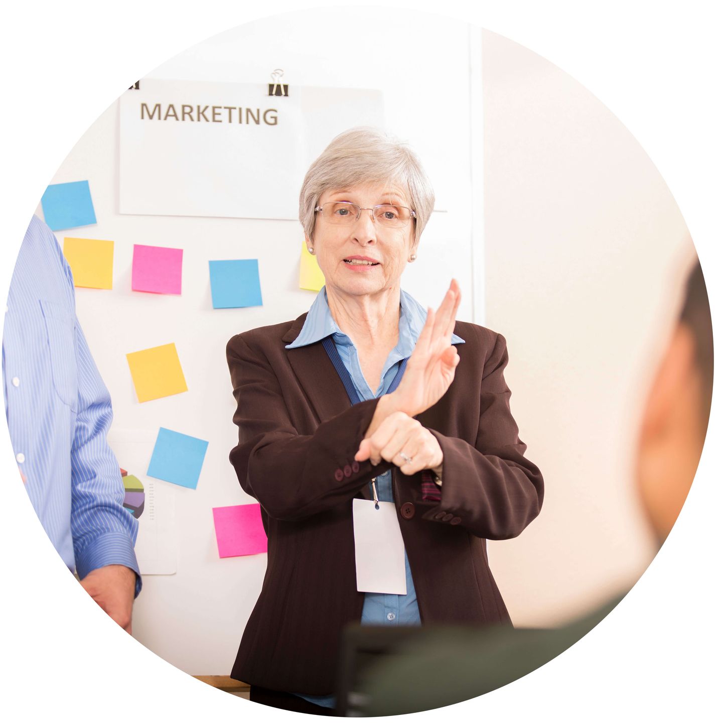  Person tecknar framför whiteboard med lappen ”MARKETING”.