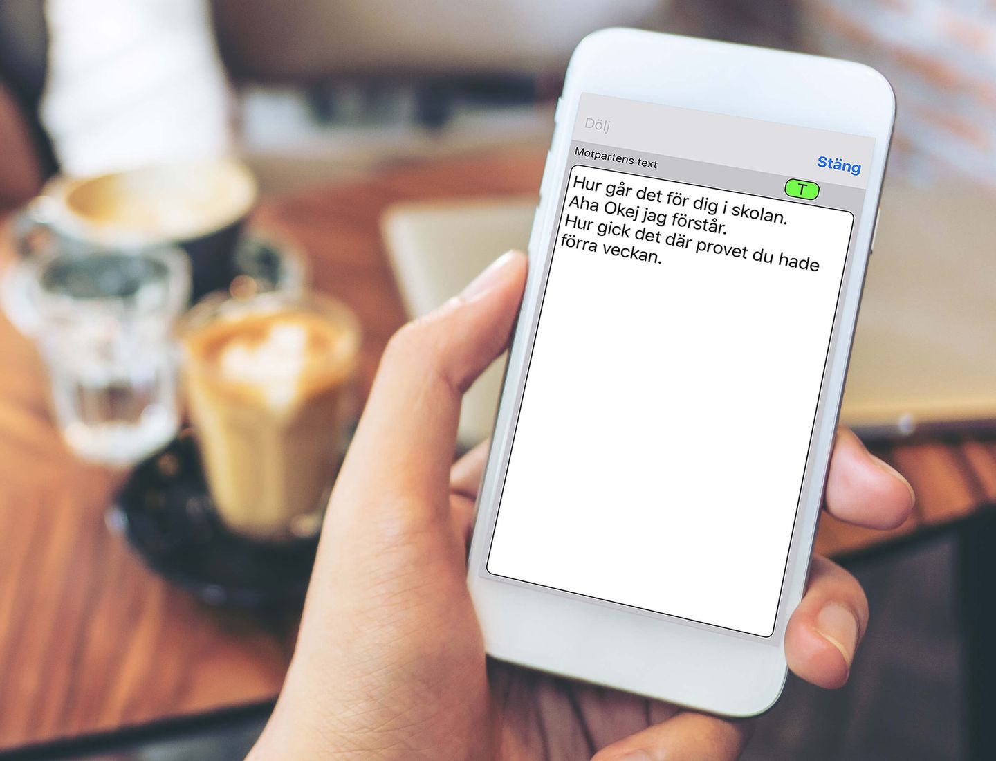 Telefon visar realtidsundertextning under samtal.